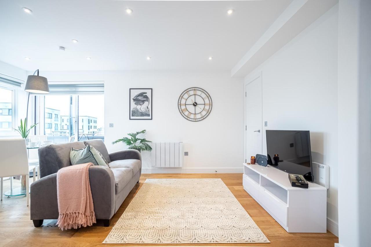 Luxe & Stylish 1 & 2 Bed Flats Near Heathrow, Legoland, & Windsor سلوف المظهر الخارجي الصورة