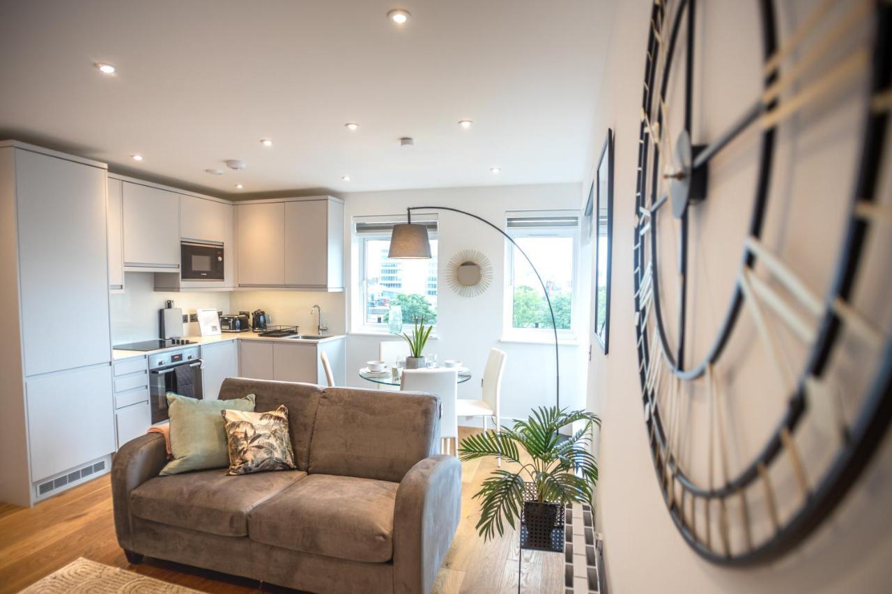 Luxe & Stylish 1 & 2 Bed Flats Near Heathrow, Legoland, & Windsor سلوف المظهر الخارجي الصورة