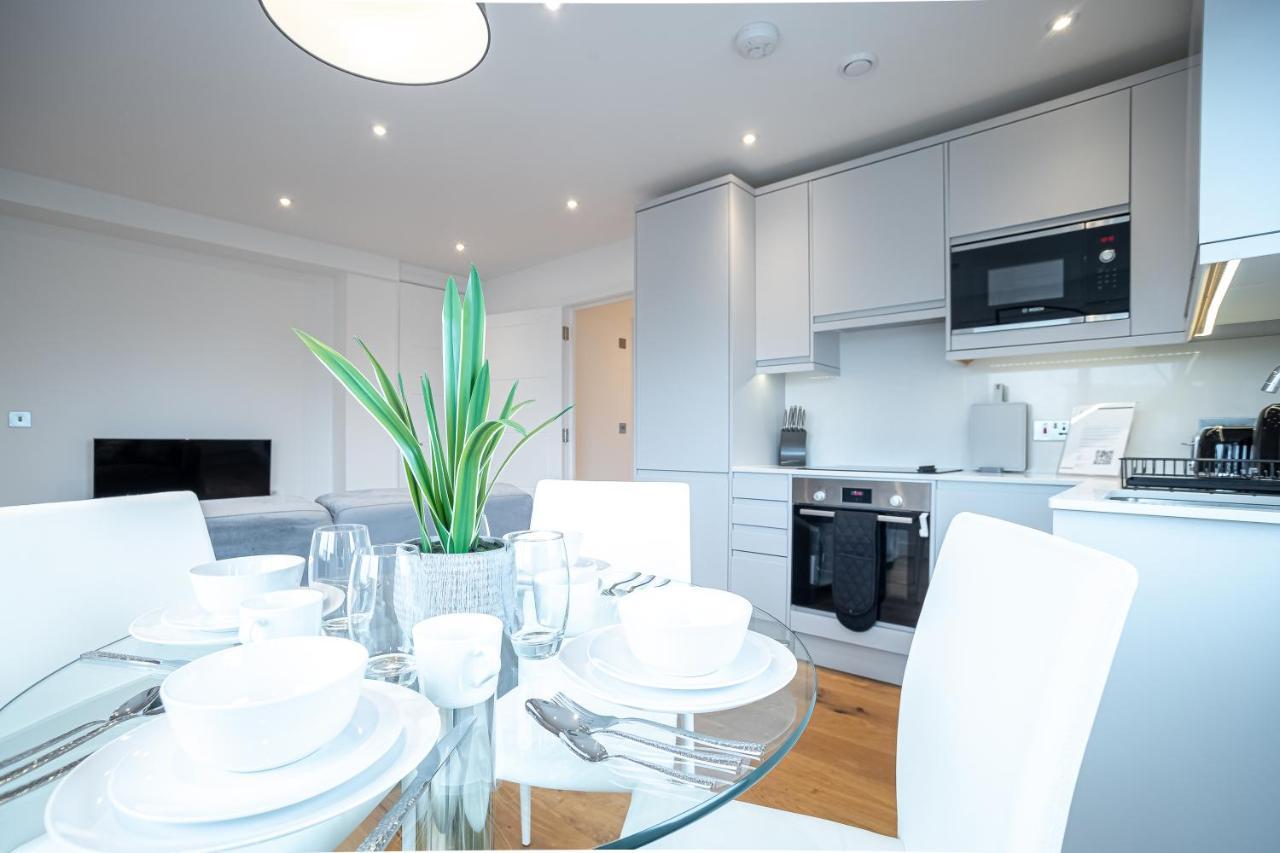 Luxe & Stylish 1 & 2 Bed Flats Near Heathrow, Legoland, & Windsor سلوف المظهر الخارجي الصورة