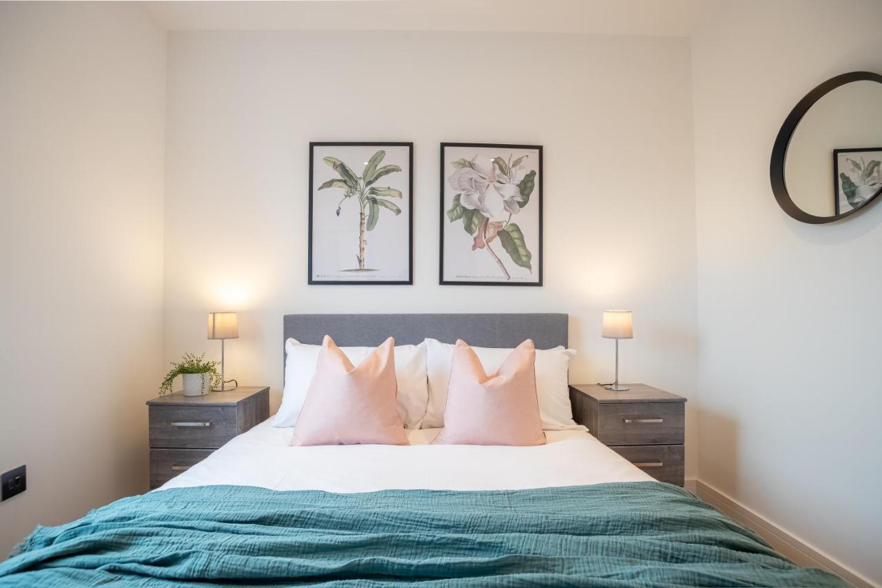 Luxe & Stylish 1 & 2 Bed Flats Near Heathrow, Legoland, & Windsor سلوف المظهر الخارجي الصورة