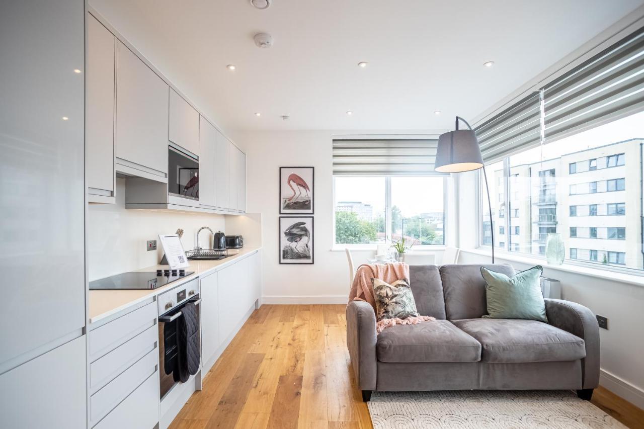 Luxe & Stylish 1 & 2 Bed Flats Near Heathrow, Legoland, & Windsor سلوف المظهر الخارجي الصورة