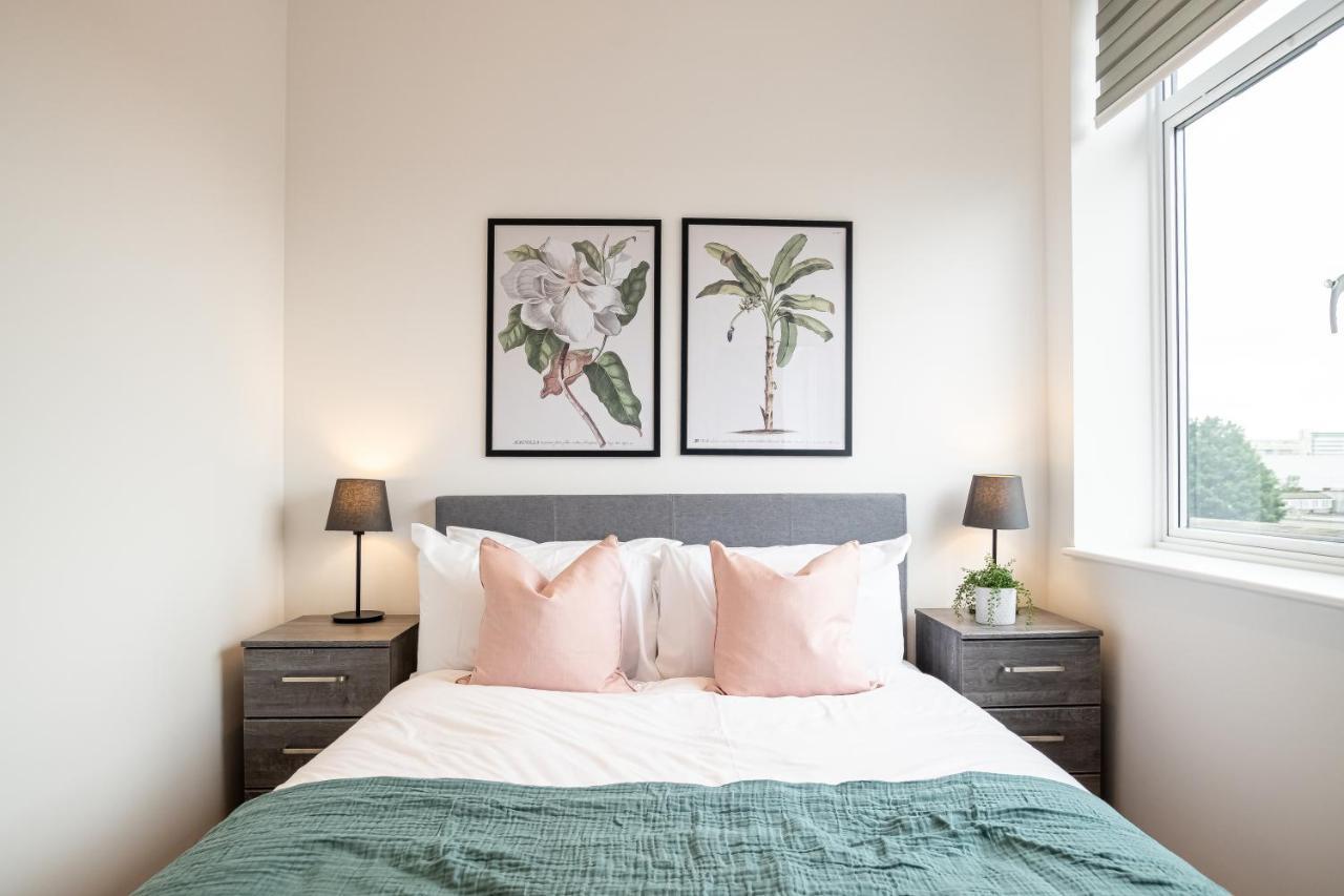 Luxe & Stylish 1 & 2 Bed Flats Near Heathrow, Legoland, & Windsor سلوف المظهر الخارجي الصورة