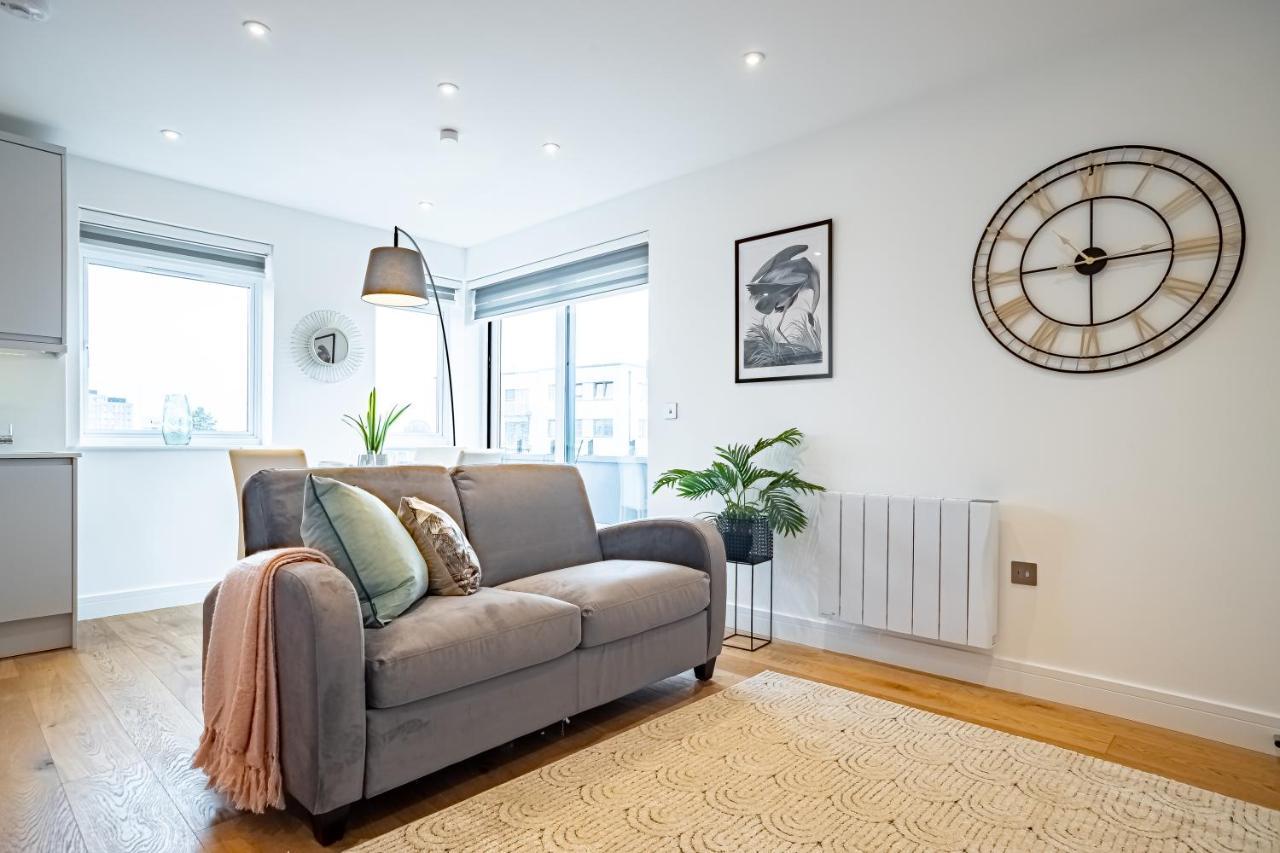 Luxe & Stylish 1 & 2 Bed Flats Near Heathrow, Legoland, & Windsor سلوف المظهر الخارجي الصورة