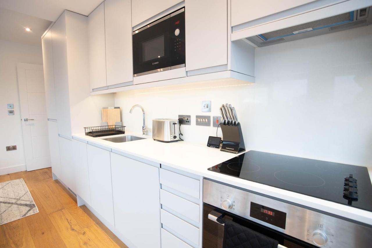 Luxe & Stylish 1 & 2 Bed Flats Near Heathrow, Legoland, & Windsor سلوف المظهر الخارجي الصورة