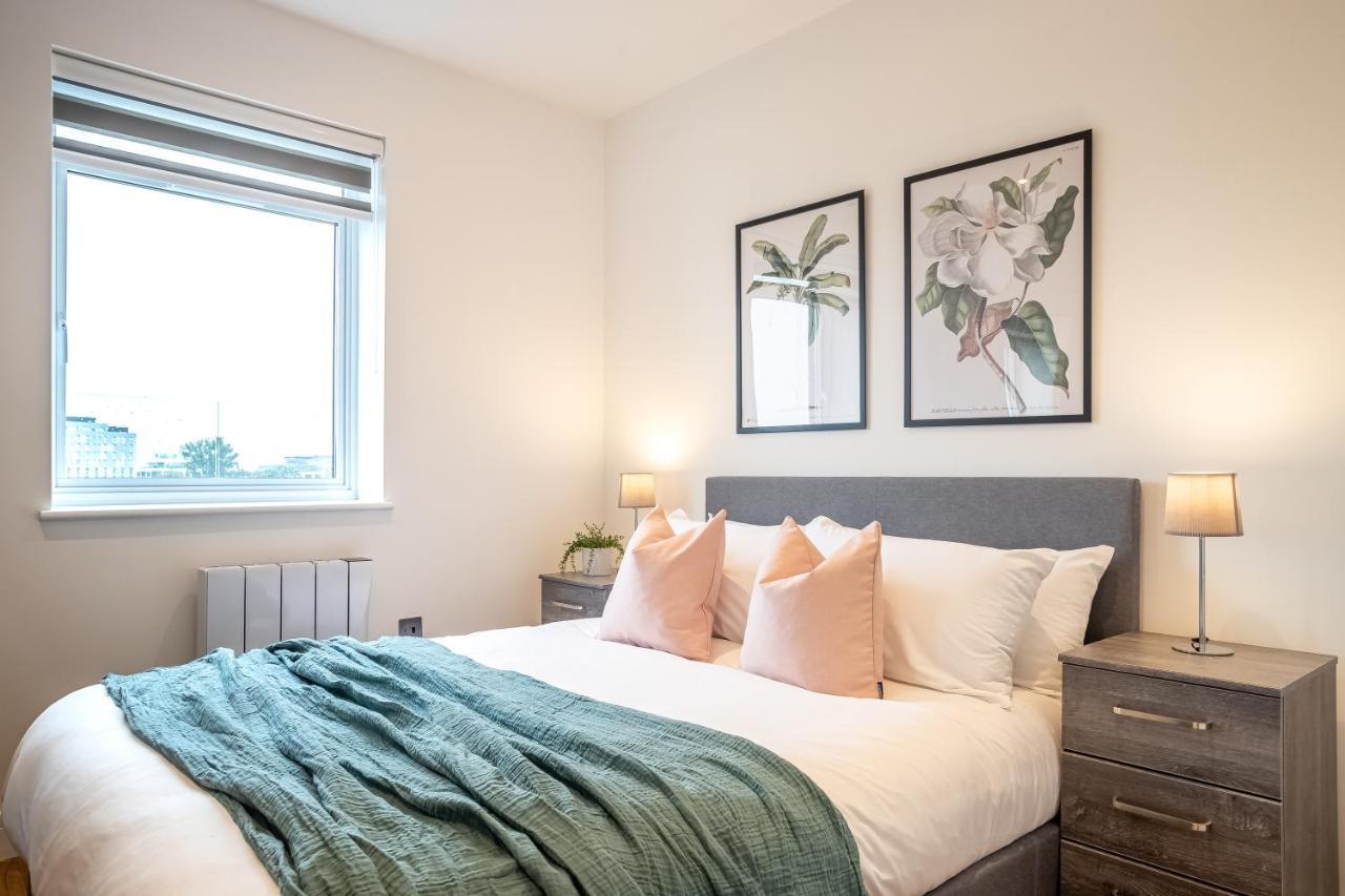Luxe & Stylish 1 & 2 Bed Flats Near Heathrow, Legoland, & Windsor سلوف المظهر الخارجي الصورة