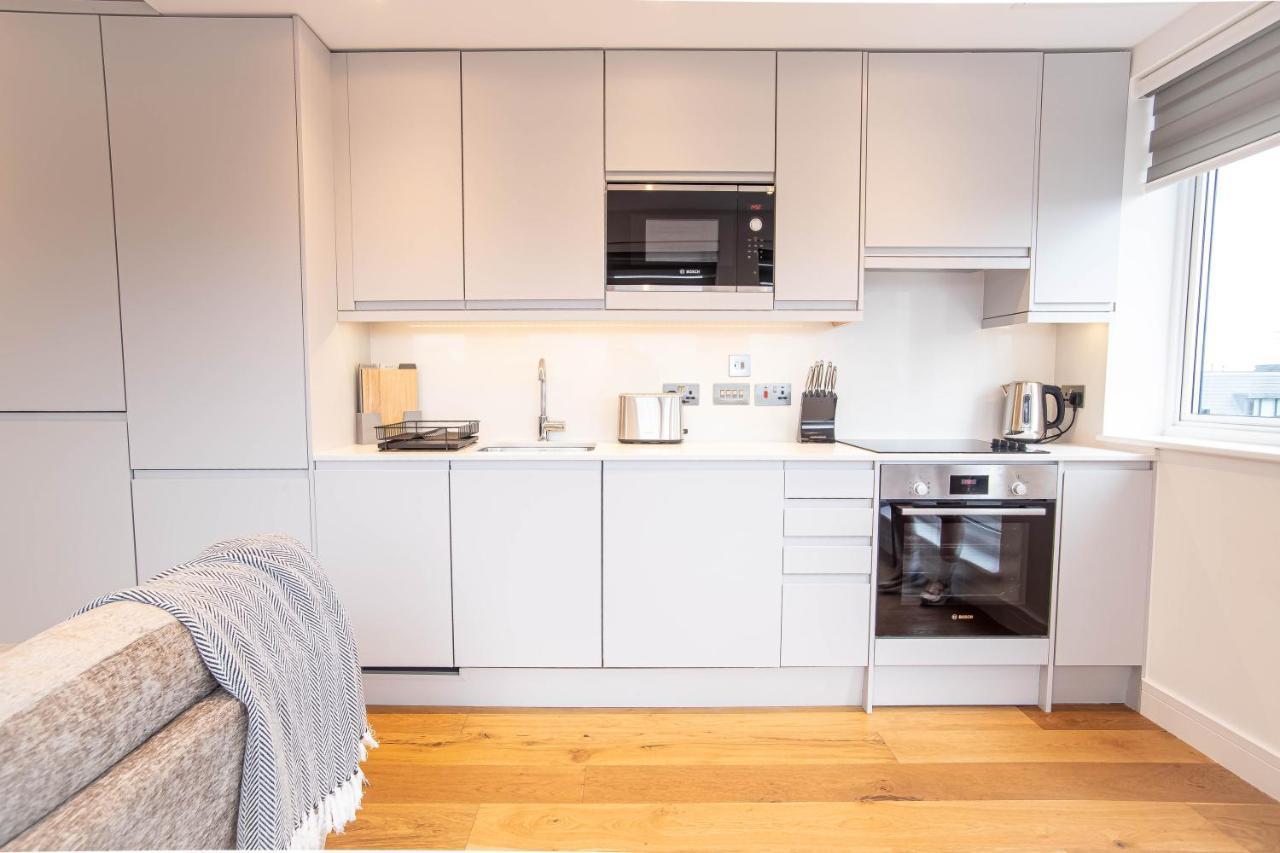 Luxe & Stylish 1 & 2 Bed Flats Near Heathrow, Legoland, & Windsor سلوف المظهر الخارجي الصورة
