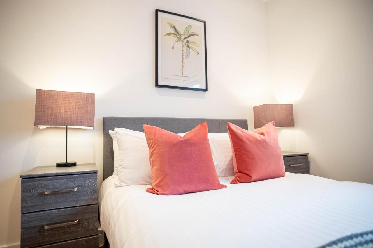 Luxe & Stylish 1 & 2 Bed Flats Near Heathrow, Legoland, & Windsor سلوف المظهر الخارجي الصورة